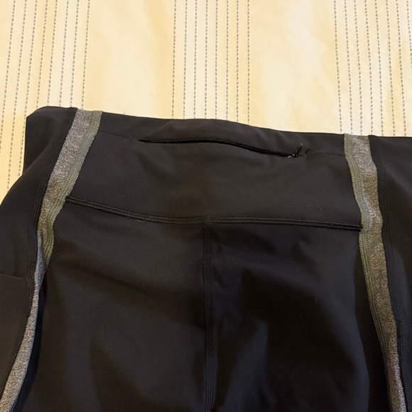 lululemon mid-rise Black and Gray Leggings - Picture 4 of 7